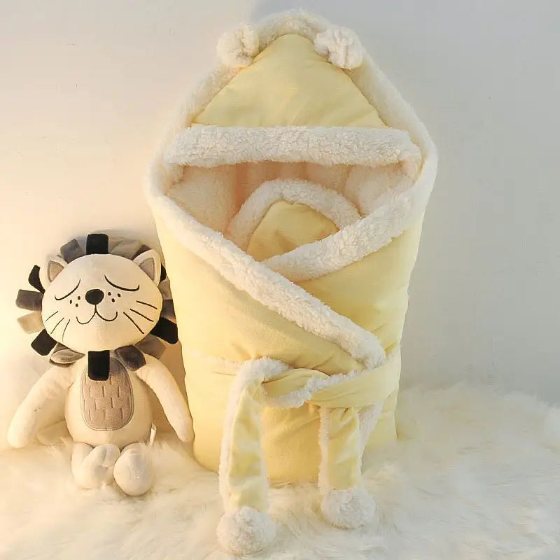 Baby Hugging Blanket, Thickened for Autumn and Winter, Newborn Baby Cape, Multifunctional, Outdoor Coral Velvet Blanket