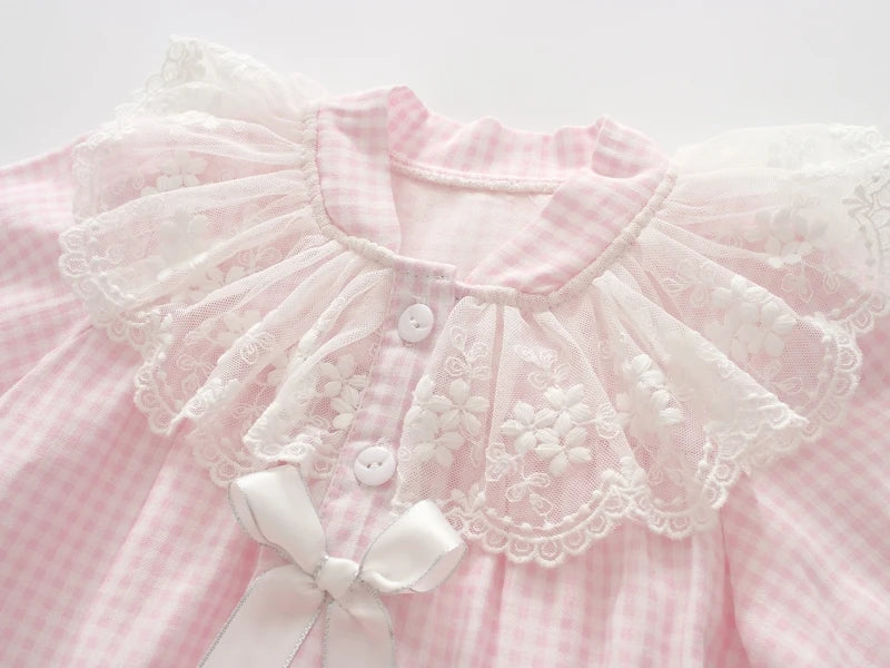 Ruffles Lace Bow Newborn Baby Girls Bodysuits Spring Autumn Tatting Grid Long Sleeved Jumpsuit Girls Costume with Hedbadns